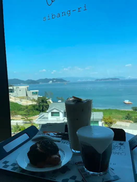 커피 로스팅 기계와 커피잔