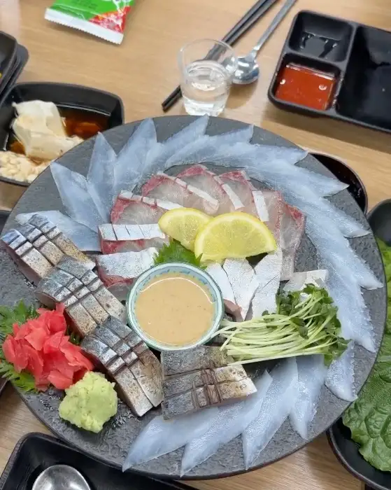 우주횟집의 신선한 모듬회