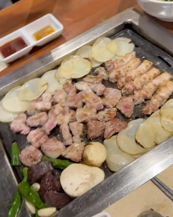 잘 구워지고 있는 삼겹살과 대창, 그리고 감자