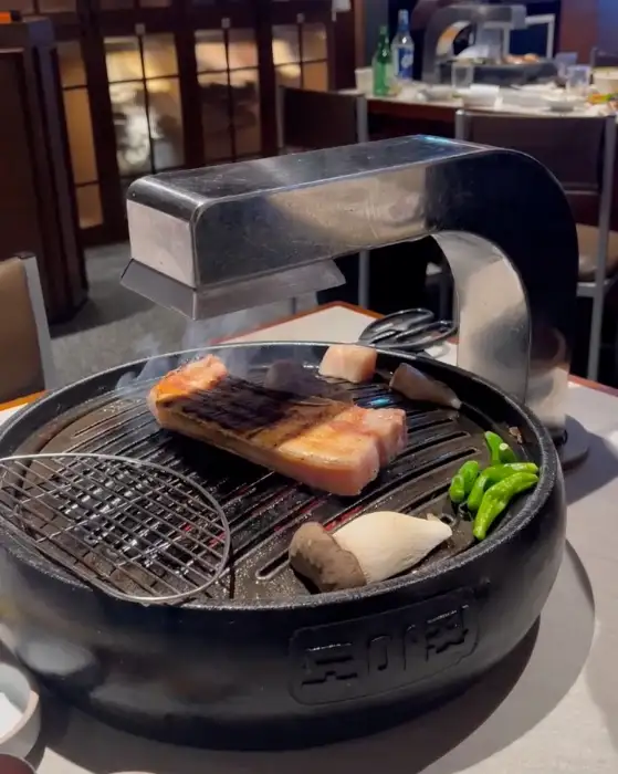숯불 위에서 맛있게 구워지고 있는 도야집의 고기