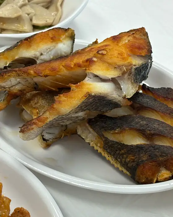 바삭하게 잘 구워진 생선 구이