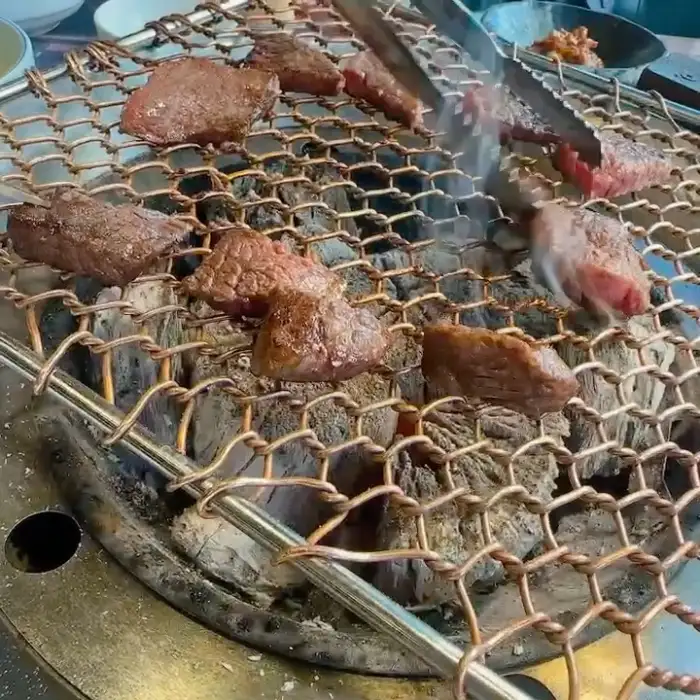 잘 익은 돼지갈비 한 점