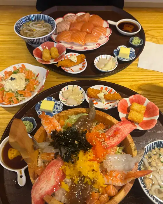 푸짐하게 차려진 모듬 스시와 덮밥