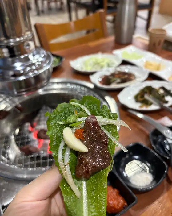 상추쌈에 싸인 갈비 한 점