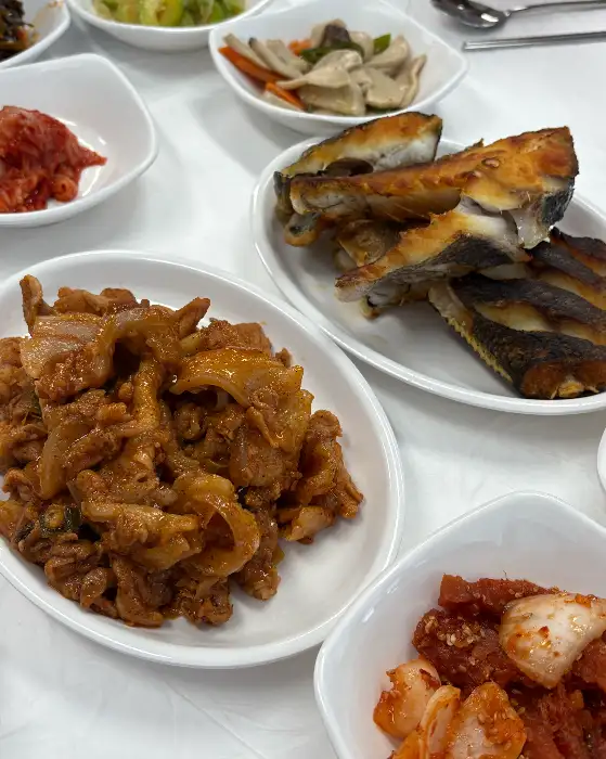 푸짐하게 차려진 제육볶음과 반찬들