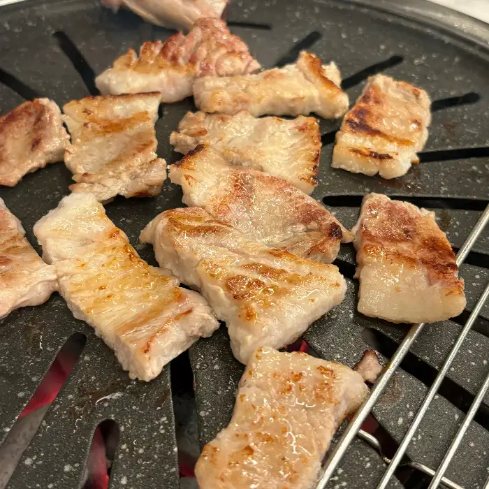 불판 위에서 노릇하게 구워지고 있는 갈비들의 모습