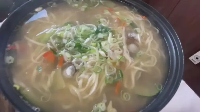 푸짐하게 담겨 나온 칼국수의 모습