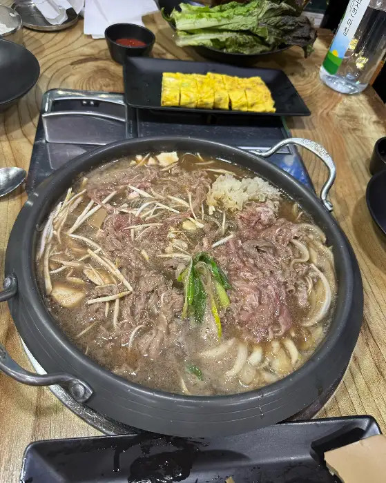 테이블에 놓인 불고기 전골의 모습