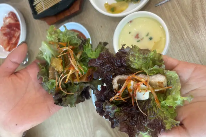 상추쌈에 석갈비와 반찬을 곁들인 모습