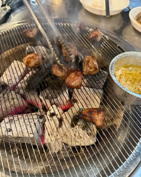 숯불 위에서 맛있게 익어가는 고기들