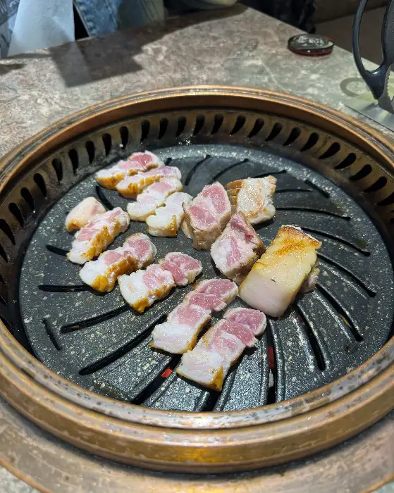 잘 구워진 삼겹살 조각들