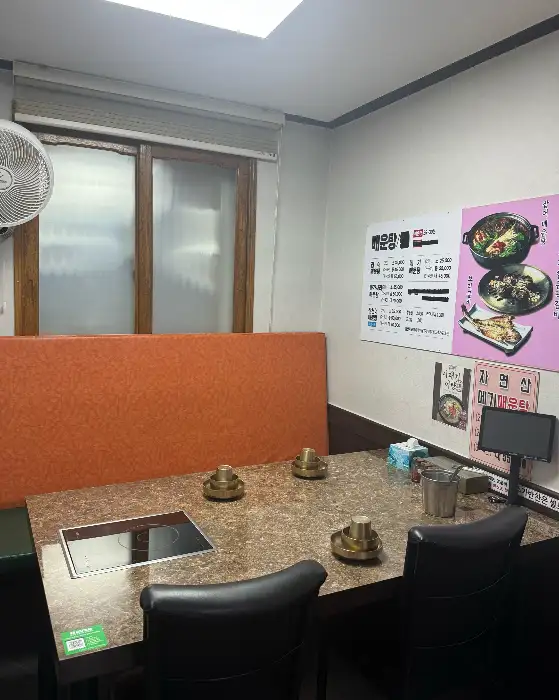 효령매운탕 군위 본점 내부 테이블