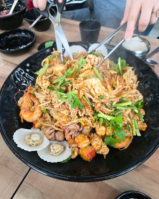 양념과 함께 볶아지는 볶음밥