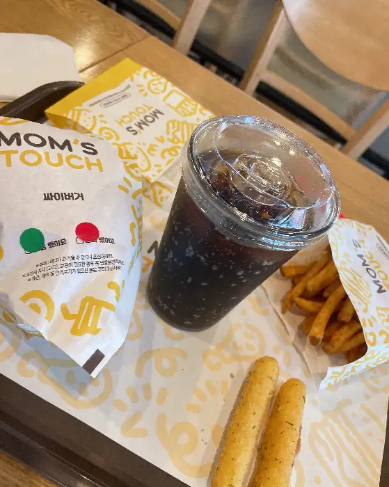 맘스터치 테이블 세팅