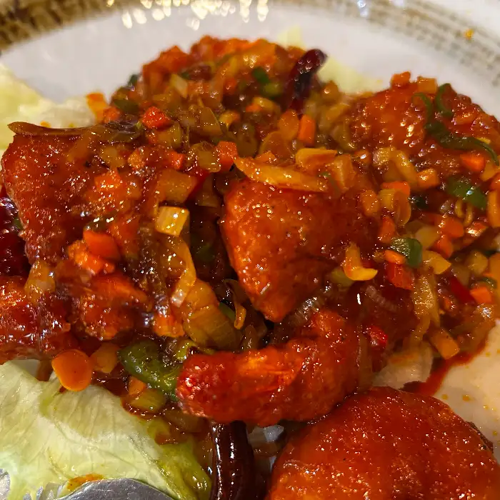 매콤달콤한 소스로 맛을 낸 깐풍새우