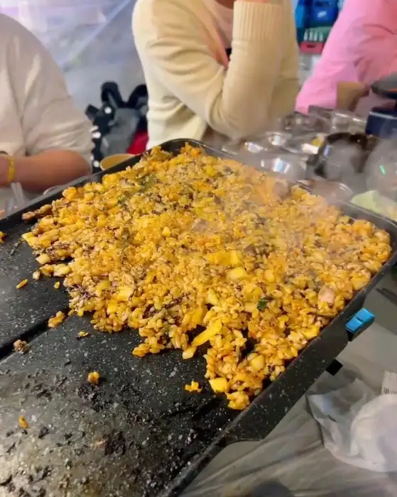 불판 위에서 볶아지는 볶음밥