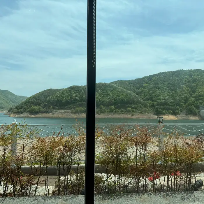 통창으로 보이는 댐 풍경
