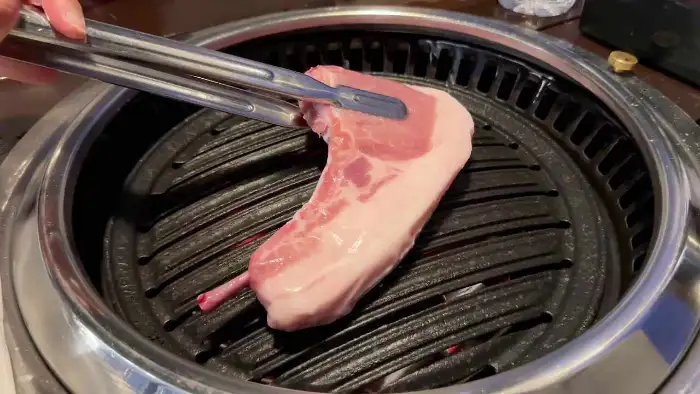 화로에 올라갈 두툼한 고기 덩어리.
