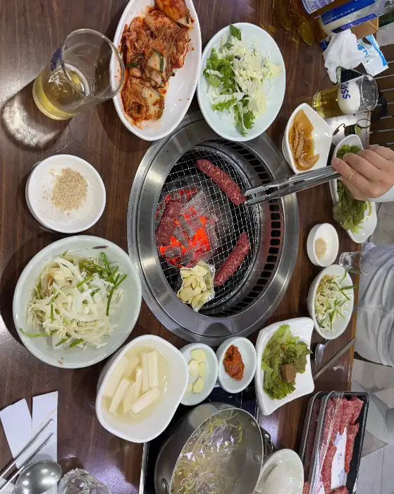 식사 중인 테이블 풍경