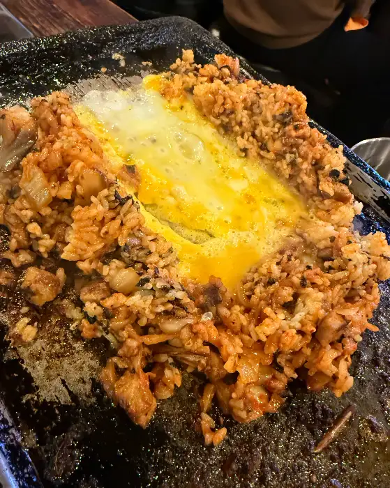 김치와 치즈가 올라간 볶음밥