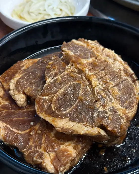 양념이 잘 된 돼지갈비