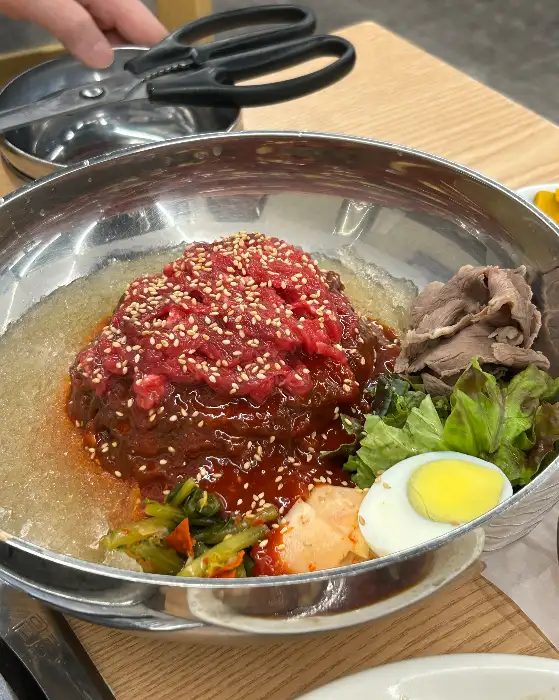 푸짐한 비빔냉면 한 그릇