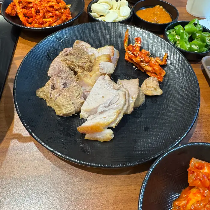 푸짐하게 차려진 보쌈과 곁들임 찬