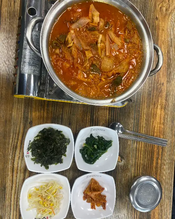 정갈한 반찬들과 함께 제공되는 김치찌개 냄비
