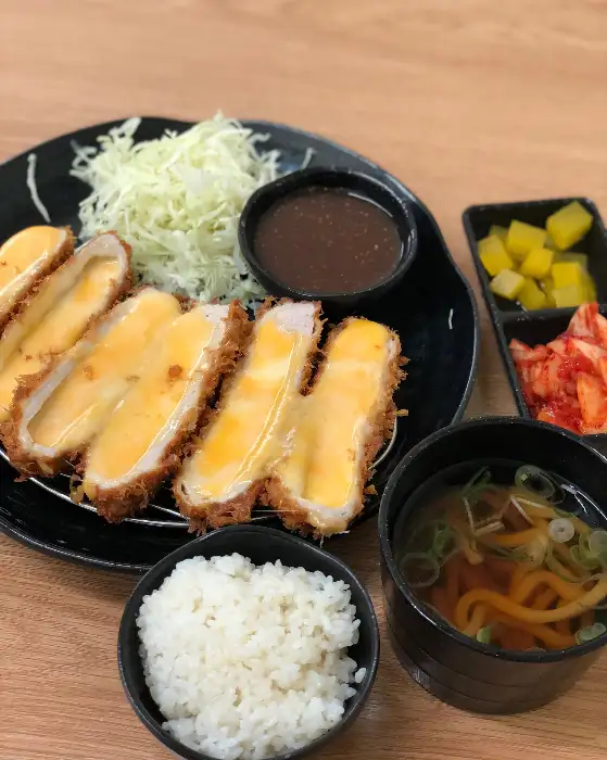 치즈 돈까스와 냉모밀, 밥, 미니 우동이 함께 나오는 구성