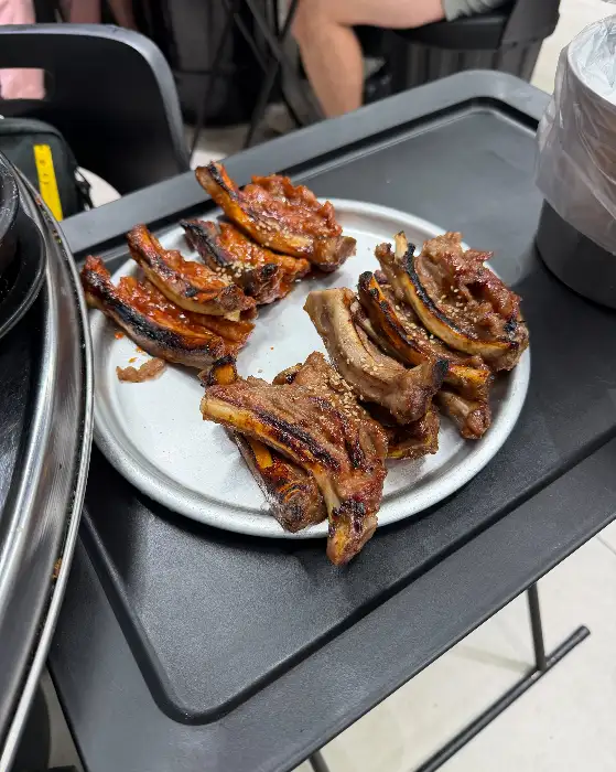 접시에 담겨 나온 여러 가지 맛의 쪽갈비