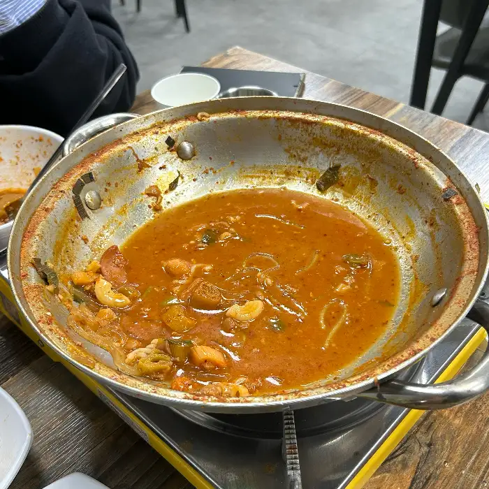 먹고 난 후에도 국물이 남아있는 냄비