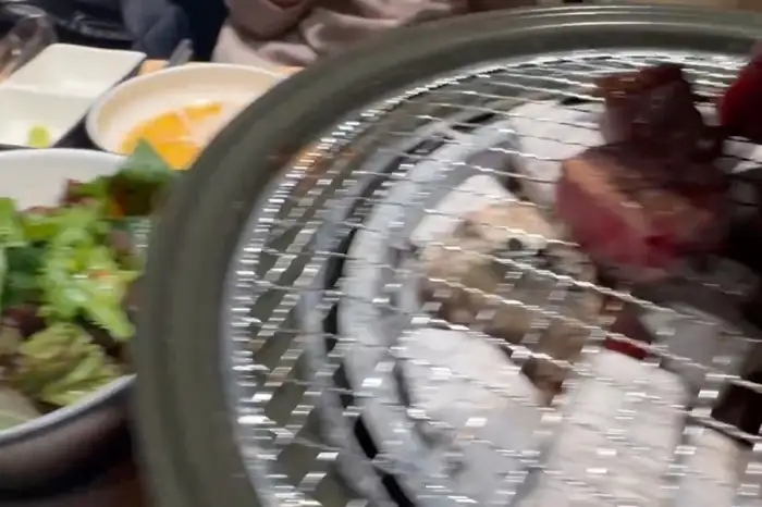 숯불 위에서 구워지고 있는 큐브 모양의 소고기
