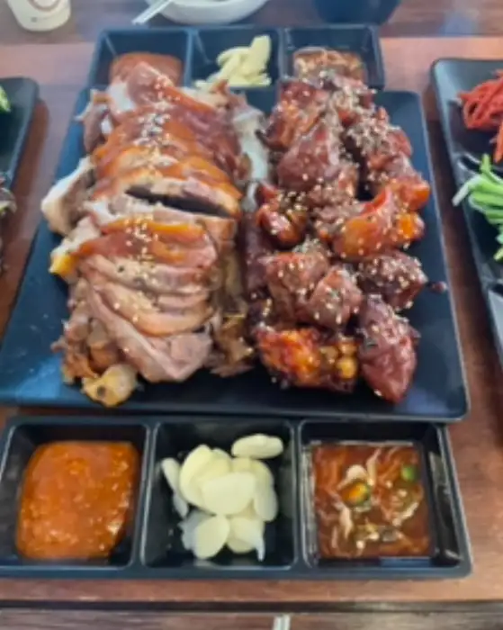 다양하게 구성된 족발 세트 메뉴
