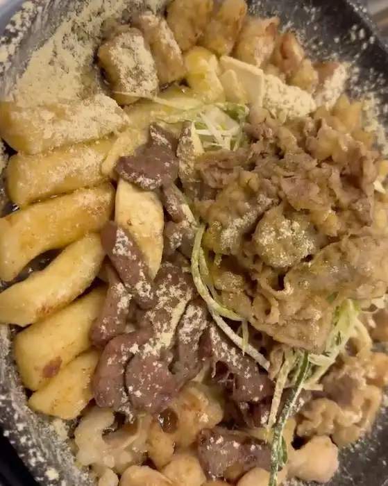 익은 곱창과 다양한 부위