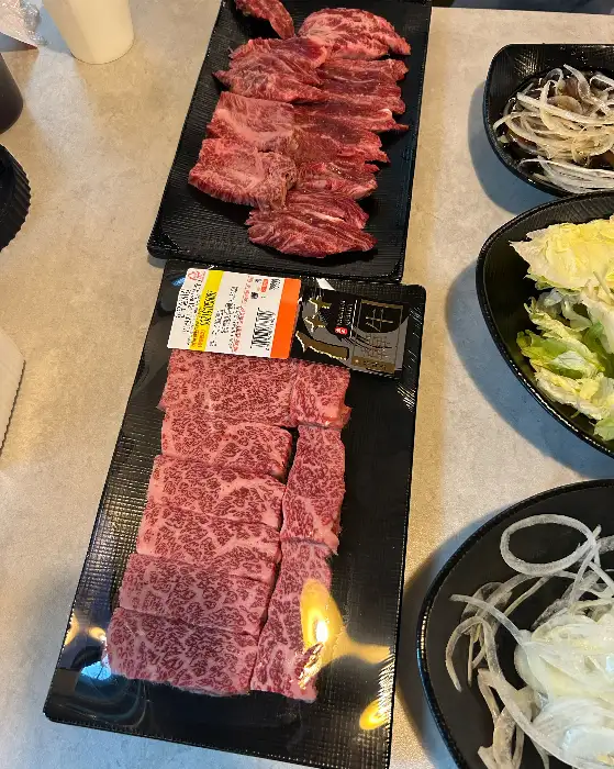 숯불 위에서 익어가는 한우 살치살