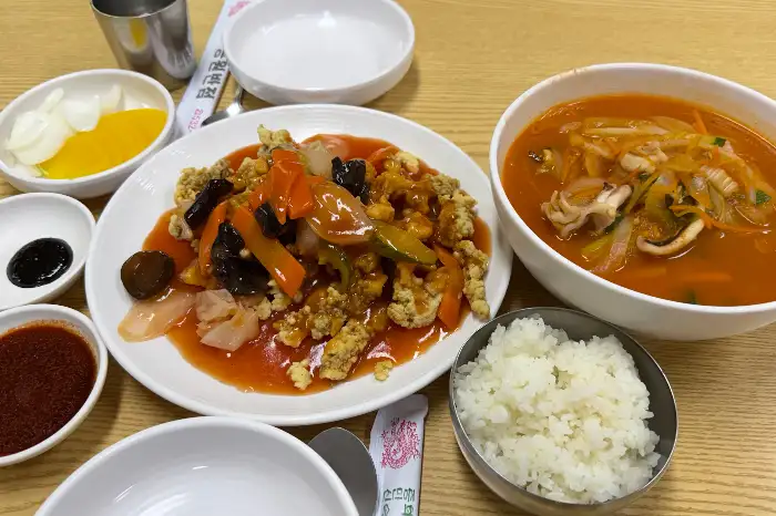 짬뽕, 탕수육, 밥 등이 차려진 식사 한상