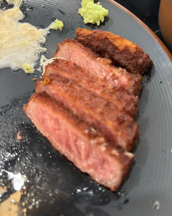 붉은 속살이 선명한 규카츠, 육즙 가득한 모습