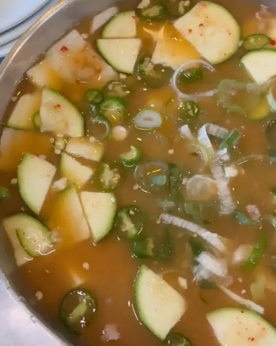 돌판 위에서 맛있게 익어가는 소고기