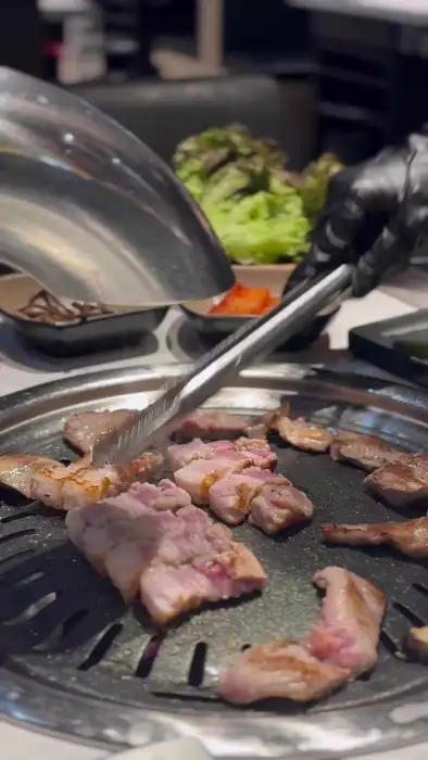고기 굽는 장면