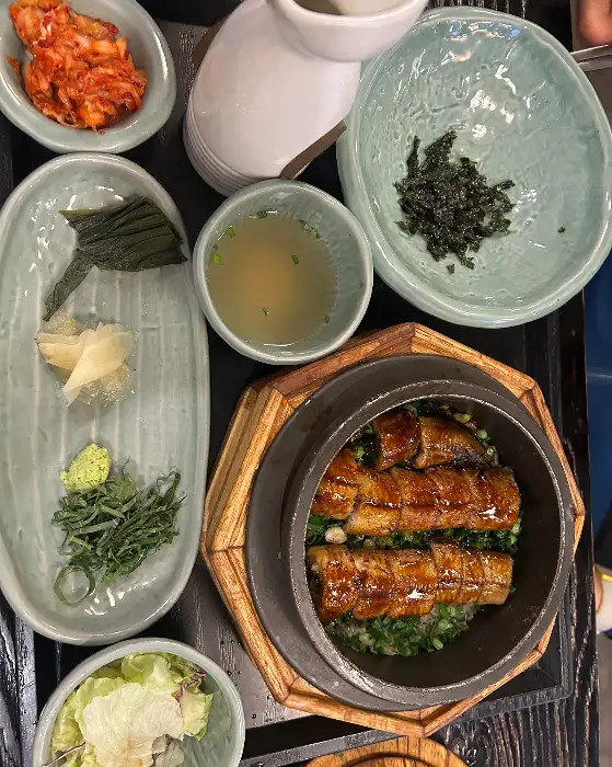 먹음직스러운 장어 솥밥