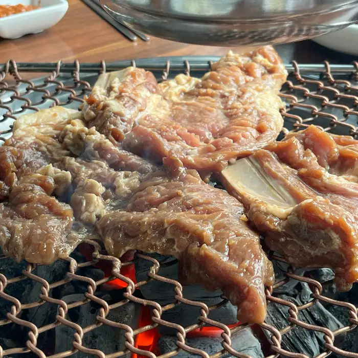 숯불 위에서 구워지는 돼지갈비