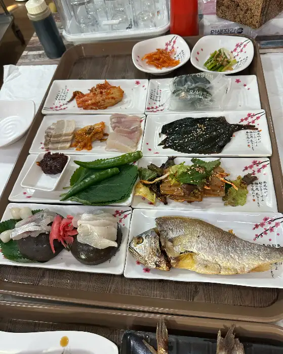 다양한 해산물과 나물류 반찬