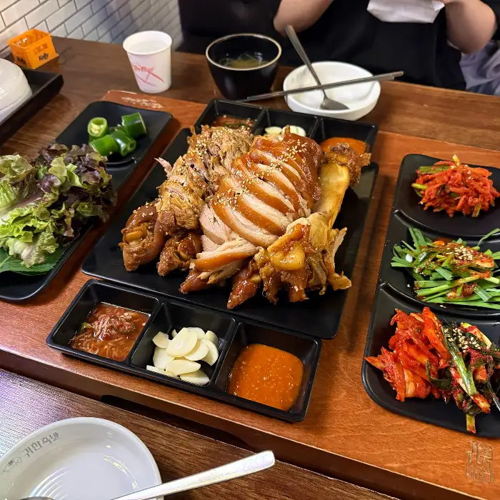 다양한 곁들임 반찬과 함께 나온 족발
