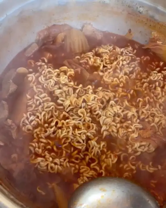보글보글 끓고 있는 김치찌개