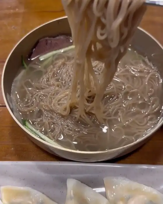 메밀면을 들어 올리는 모습