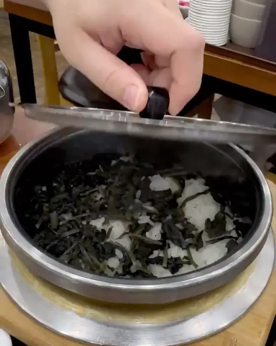 밥 위에 시래기가 얹어진 모습