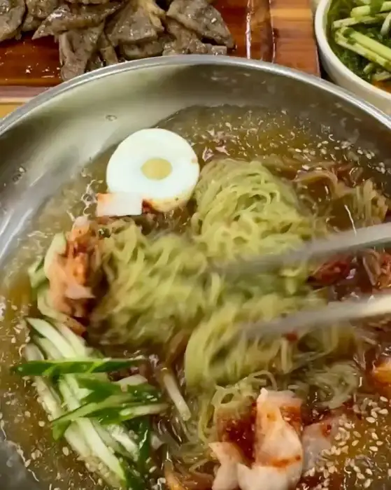 냉면 비비는 모습