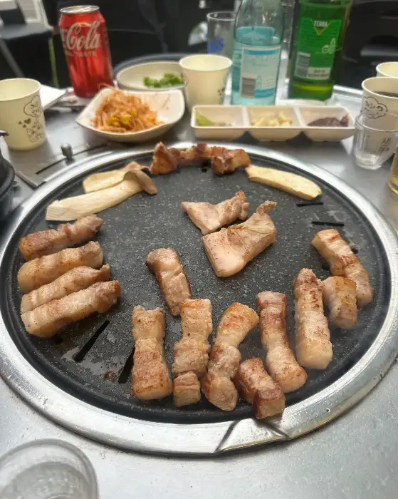 주문한 삼겹살과 볶음밥이 불판에 올라간 모습