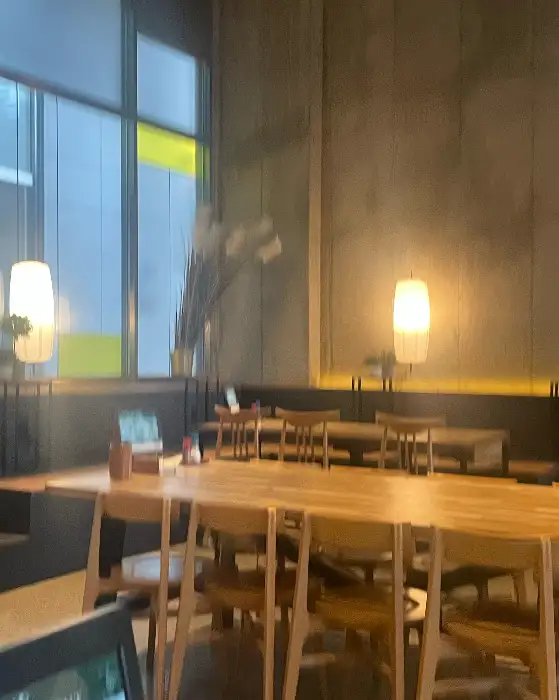 정갈하게 차려진 히레카츠와 곁들임 메뉴