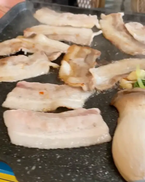 잘 구워진 삼겹살 조각들